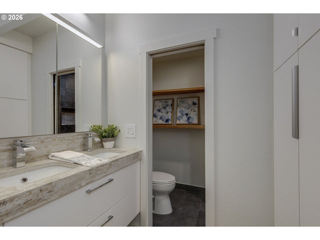 16998 GREENTREE Ave, Lake Oswego, OR 97034