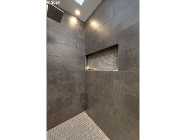 16998 GREENTREE Ave, Lake Oswego, OR 97034