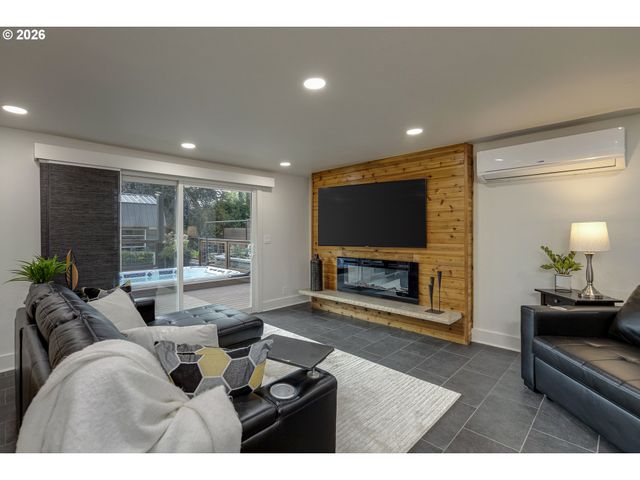 16998 GREENTREE Ave, Lake Oswego, OR 97034