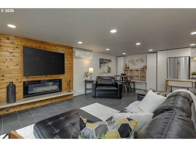 16998 GREENTREE Ave, Lake Oswego, OR 97034