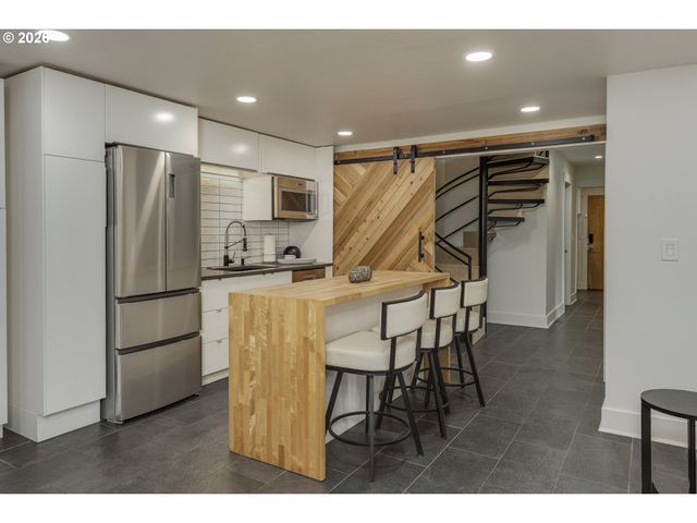 16998 GREENTREE Ave, Lake Oswego, OR 97034