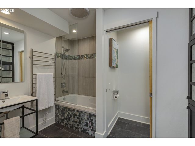 16998 GREENTREE Ave, Lake Oswego, OR 97034