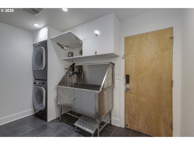 16998 GREENTREE Ave, Lake Oswego, OR 97034