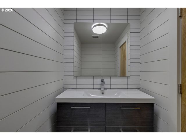 16998 GREENTREE Ave, Lake Oswego, OR 97034