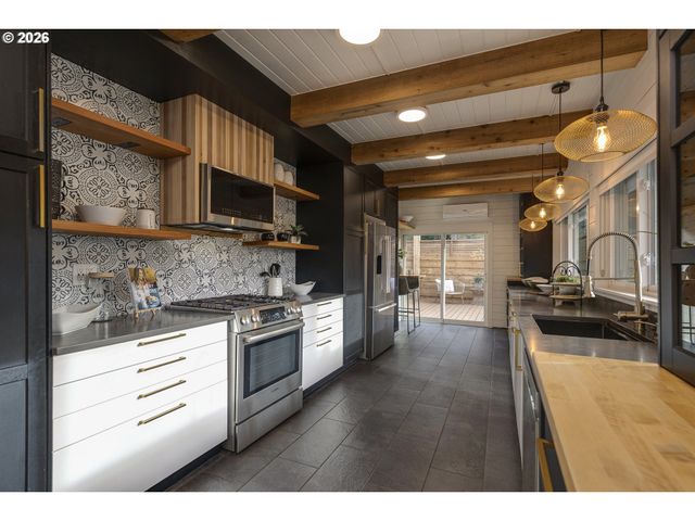 16998 GREENTREE Ave, Lake Oswego, OR 97034
