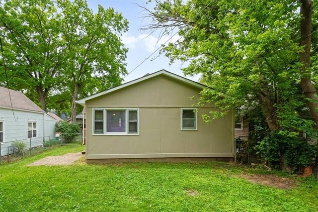 2106 W 48th Street, Westwood, KS 66205