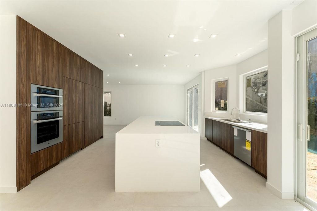 3944 NE 194th Trl, Sunny Isles Beach, FL 33160