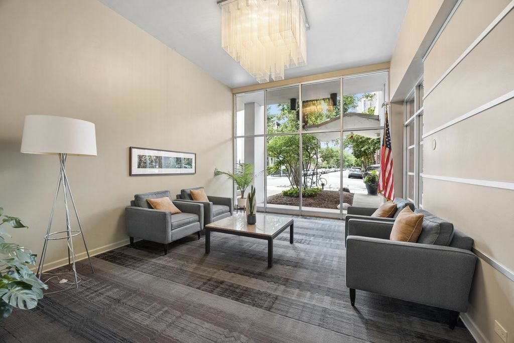 555 W Cornelia Avenue 501, Chicago, IL 60657 — photo 2
