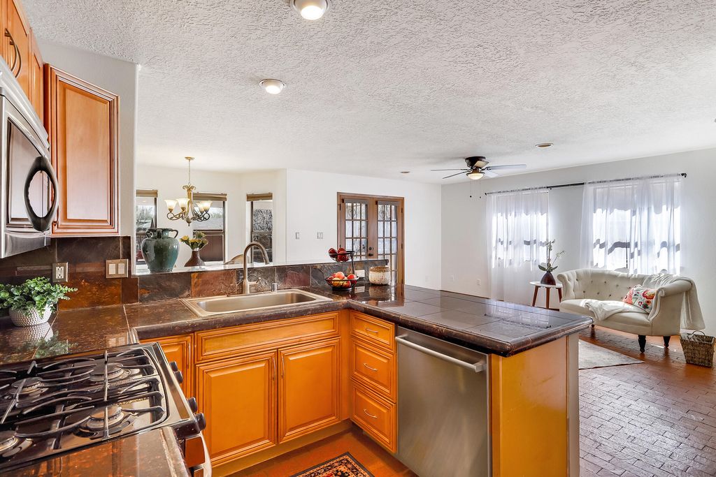 Image 14 of property listing at 4412 De La Cruz NW, Albuquerque, NM 87107