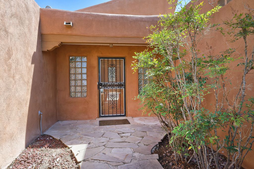 Image 3 of property listing at 4412 De La Cruz NW, Albuquerque, NM 87107