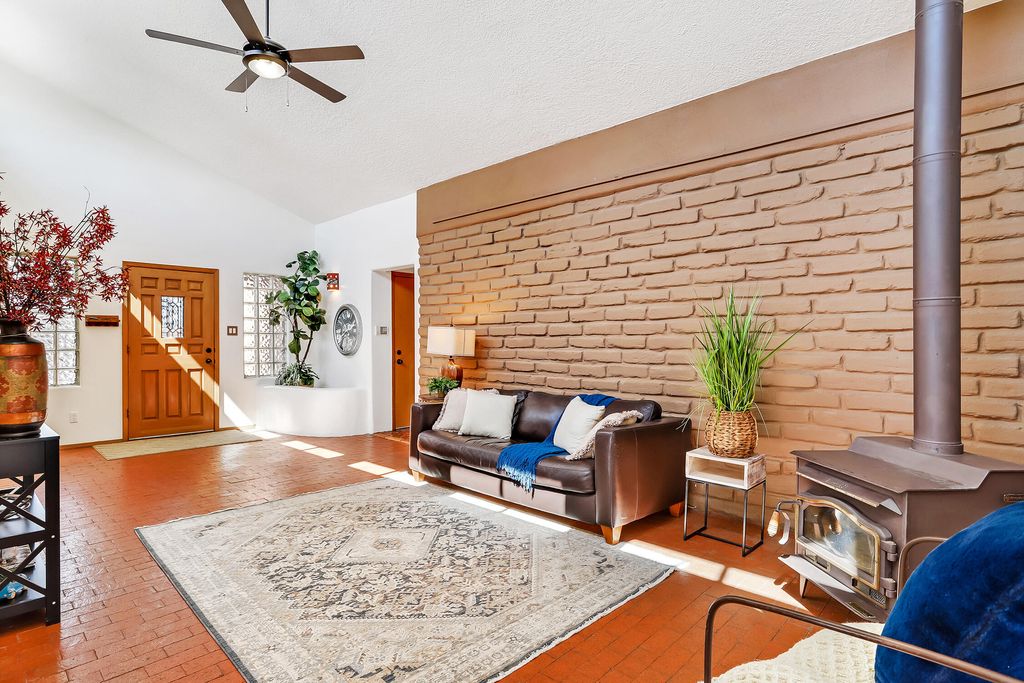 Image 7 of property listing at 4412 De La Cruz NW, Albuquerque, NM 87107