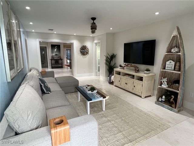 648 100th AVE N, Naples, FL 34108