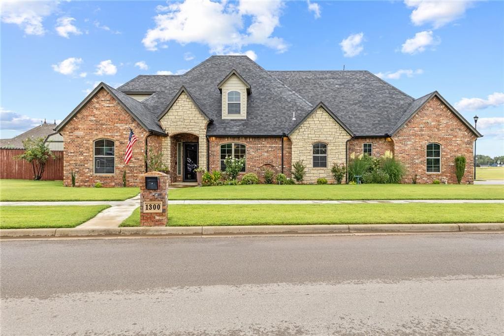1300 Crimson Drive, Weatherford, OK 73096