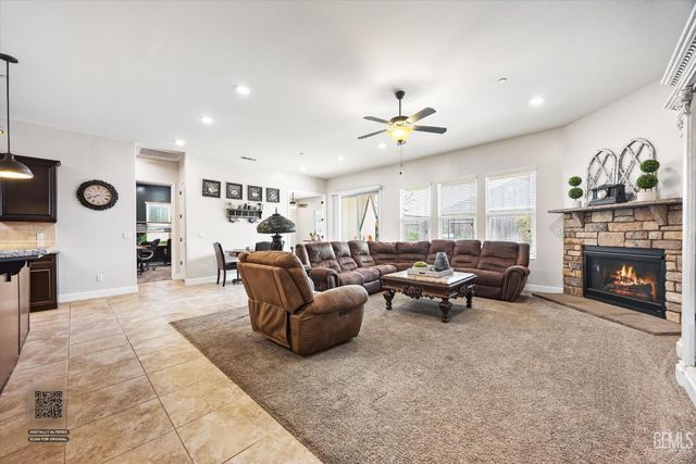 9321 Riviera Del Sol Drive, Bakersfield, CA 93314