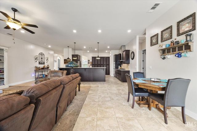 9321 Riviera Del Sol Drive, Bakersfield, CA 93314