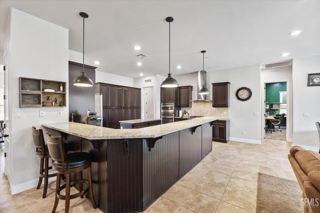 9321 Riviera Del Sol Drive, Bakersfield, CA 93314