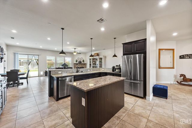 9321 Riviera Del Sol Drive, Bakersfield, CA 93314