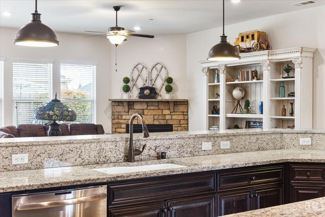 9321 Riviera Del Sol Drive, Bakersfield, CA 93314