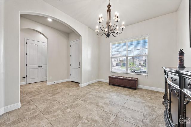 9321 Riviera Del Sol Drive, Bakersfield, CA 93314