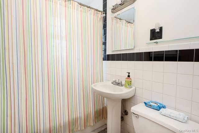 25-30 36th Avenue, Astoria, NY 11106