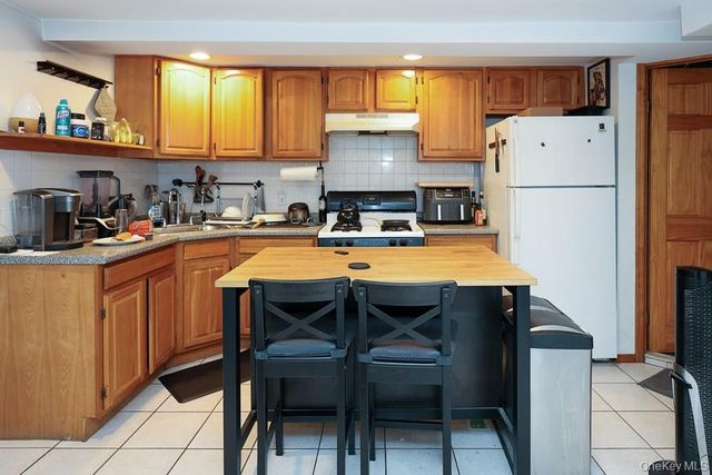 25-30 36th Avenue, Astoria, NY 11106