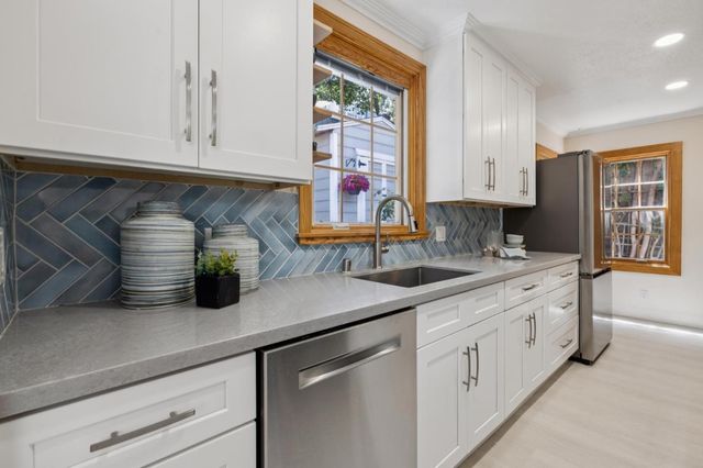 321 La Casa Avenue, San Mateo, CA 94403