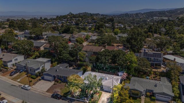 321 La Casa Avenue, San Mateo, CA 94403