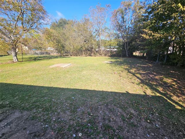 1305 Stowell Street, Anahuac, TX 77514