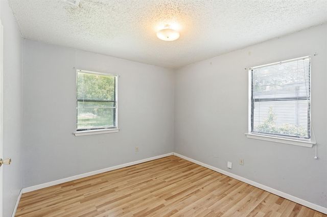 1516 McLain ST, Taylor, TX 76574