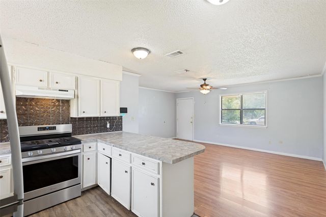 1516 McLain ST, Taylor, TX 76574