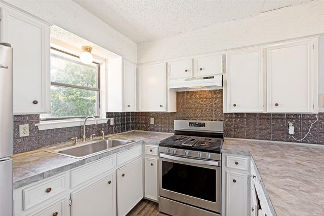 1516 McLain ST, Taylor, TX 76574