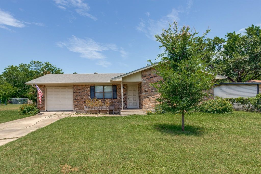 1516 McLain ST, Taylor, TX 76574
