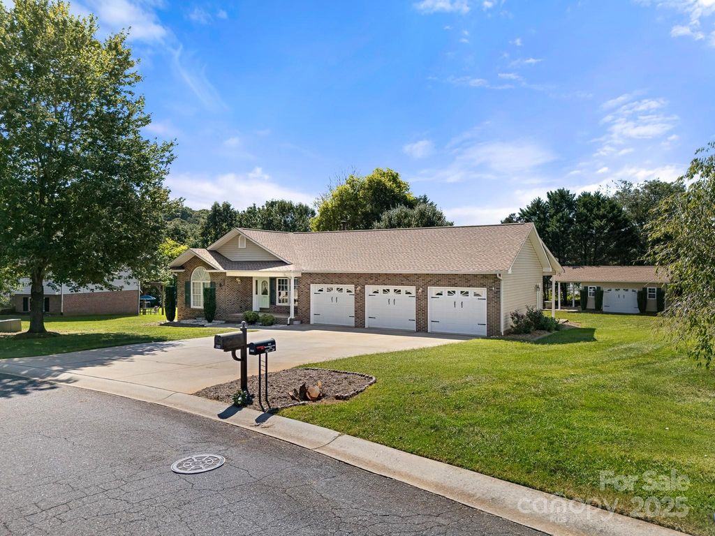 1502 Farmington Hills Drive, Conover, NC 28613