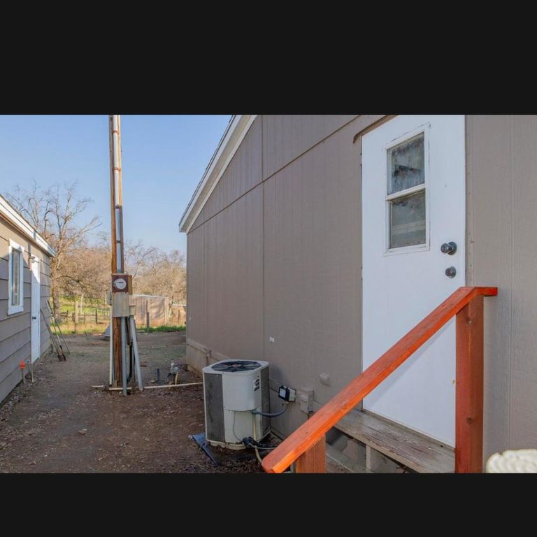 Image 3 of property listing at 33831 Medford Road, Auberry, CA 93602