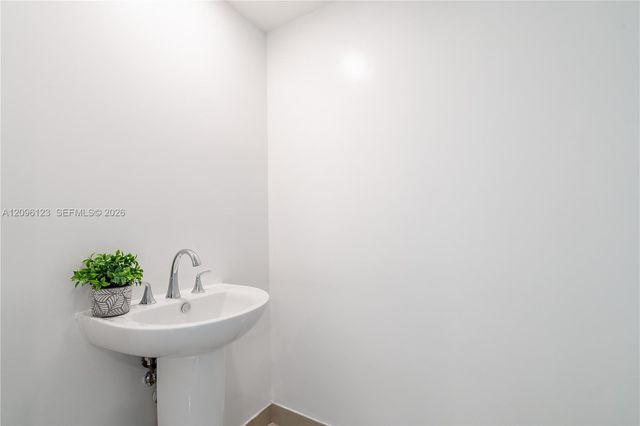 14951 Royal Oaks Lane 2008, North Miami, FL 33181