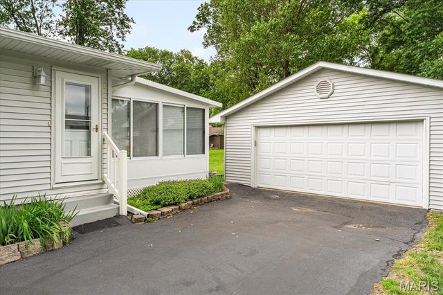 624 W Elm Street, Millstadt, IL 62260