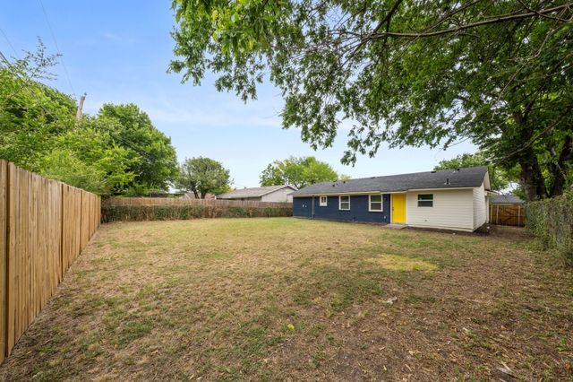 3245 Pacesetter Drive, Dallas, TX 75241