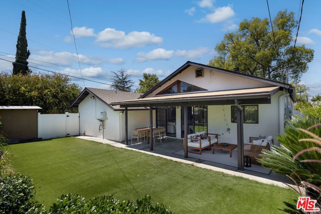 Image 20 of property listing at 18424 Domino Street, Los Angeles, CA 91335