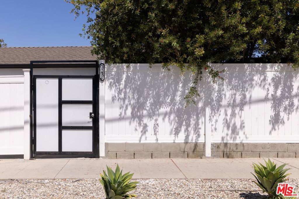 Image 21 of property listing at 18424 Domino Street, Los Angeles, CA 91335