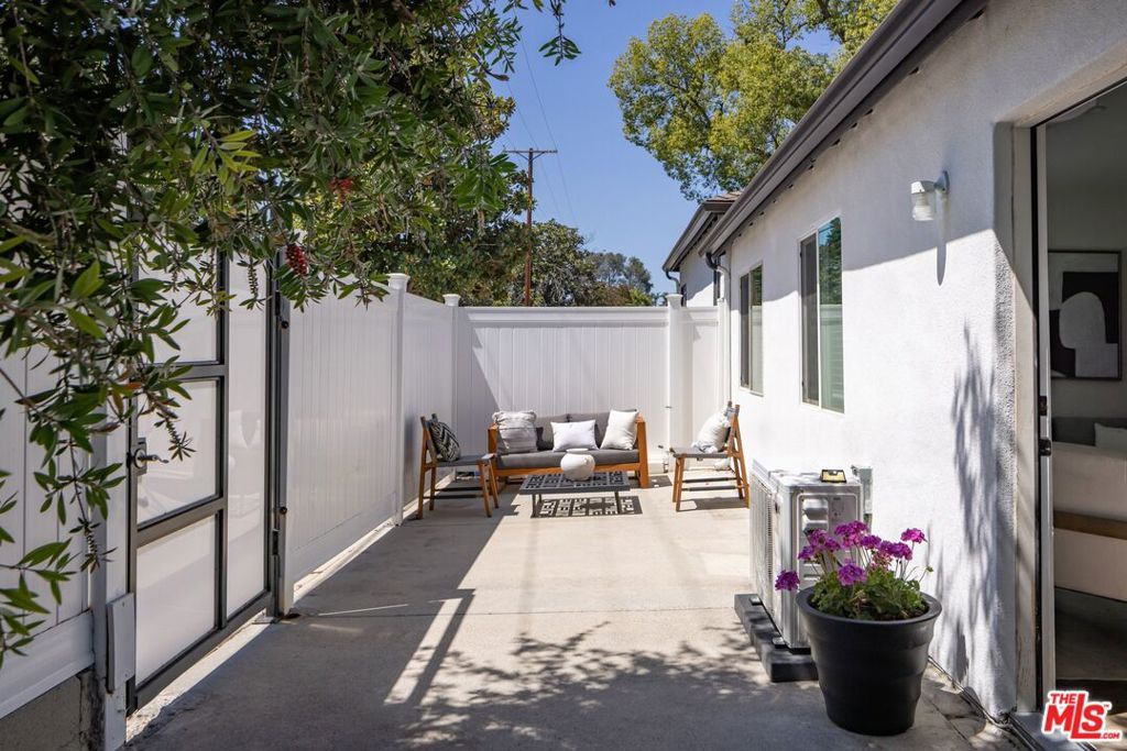 Image 22 of property listing at 18424 Domino Street, Los Angeles, CA 91335