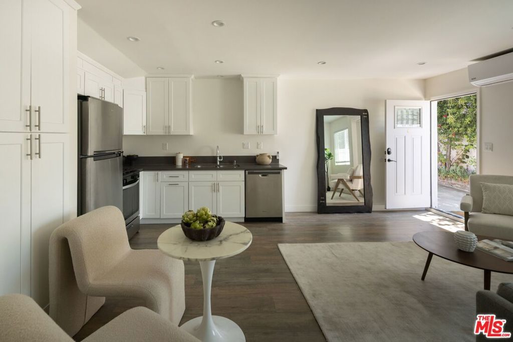 Image 24 of property listing at 18424 Domino Street, Los Angeles, CA 91335