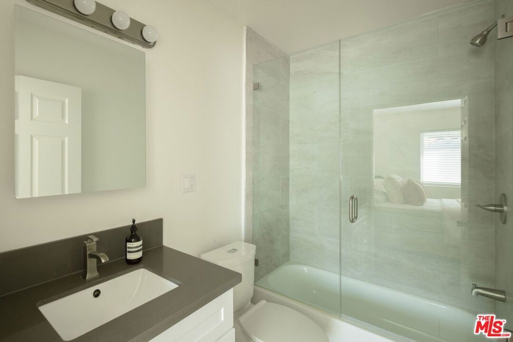 Image 26 of property listing at 18424 Domino Street, Los Angeles, CA 91335