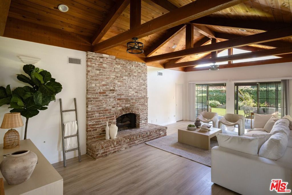 Image 8 of property listing at 18424 Domino Street, Los Angeles, CA 91335