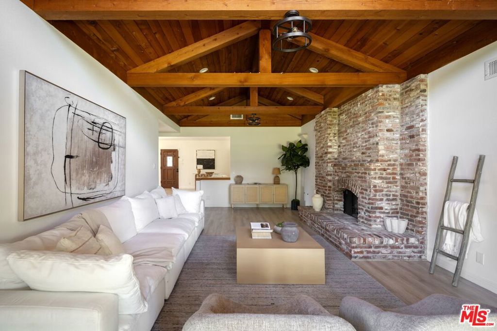 Image 9 of property listing at 18424 Domino Street, Los Angeles, CA 91335