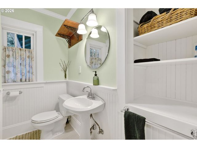 1506 Sw SPRING GARDEN St, Portland, OR 97219