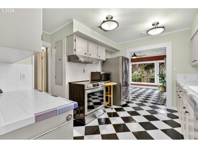 1506 Sw SPRING GARDEN St, Portland, OR 97219