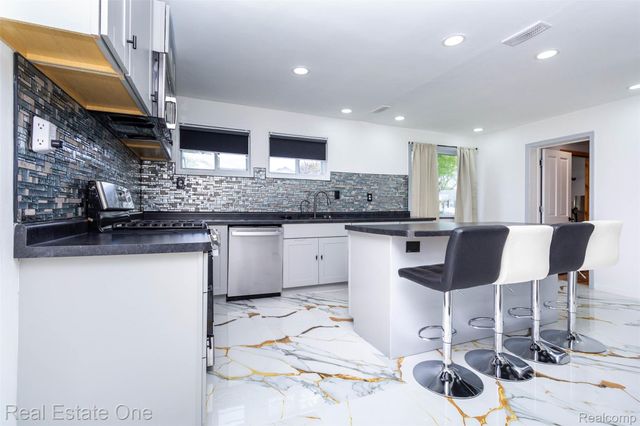 3902 Ziegler Street, Dearborn Heights, MI 48125