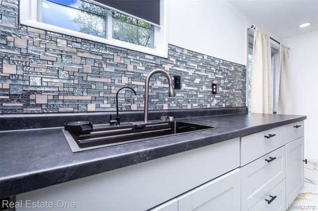 3902 Ziegler Street, Dearborn Heights, MI 48125