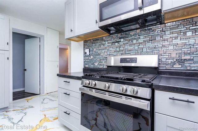 3902 Ziegler Street, Dearborn Heights, MI 48125