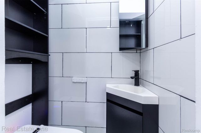 3902 Ziegler Street, Dearborn Heights, MI 48125